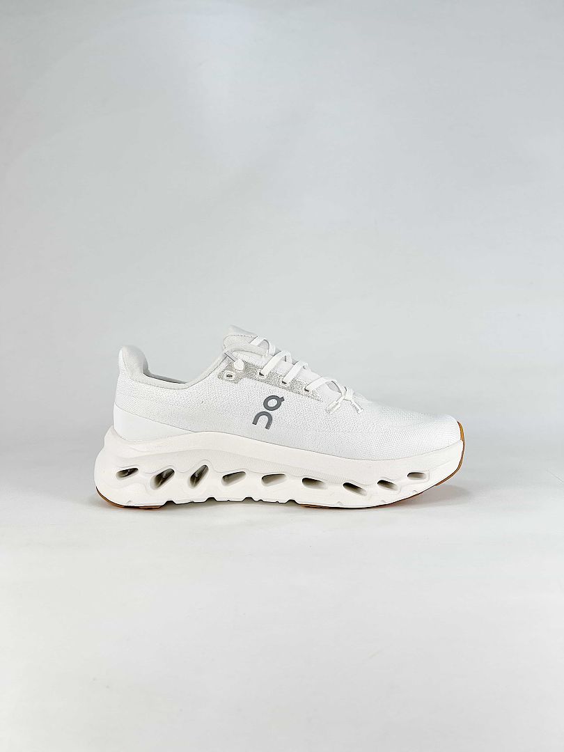 On Cloudtilt Womens White Gum Lifestyle Sneakers 3WE10050924