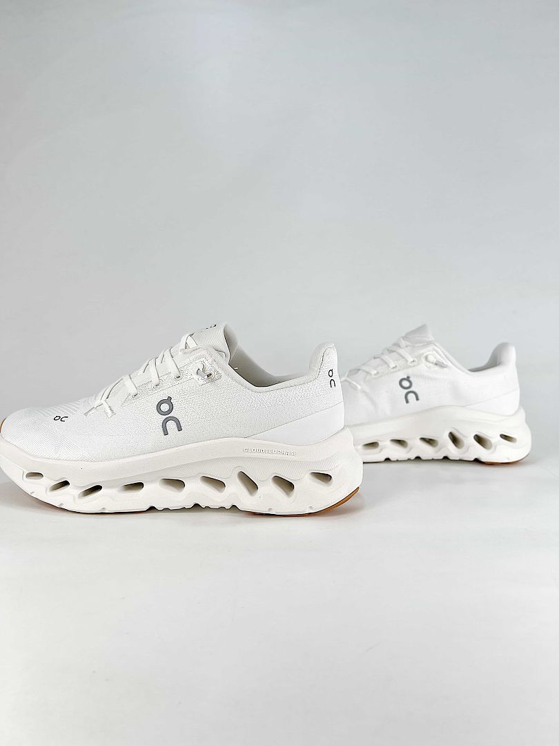 On Cloudtilt Womens White Gum Lifestyle Sneakers 3WE10050924